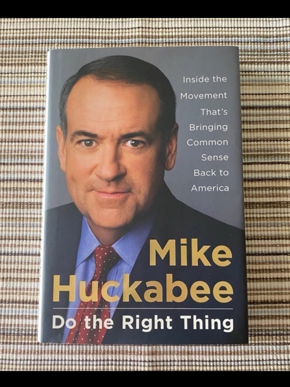 Hardcover Book ~ Do The Right Thing By: Mike Huckabee